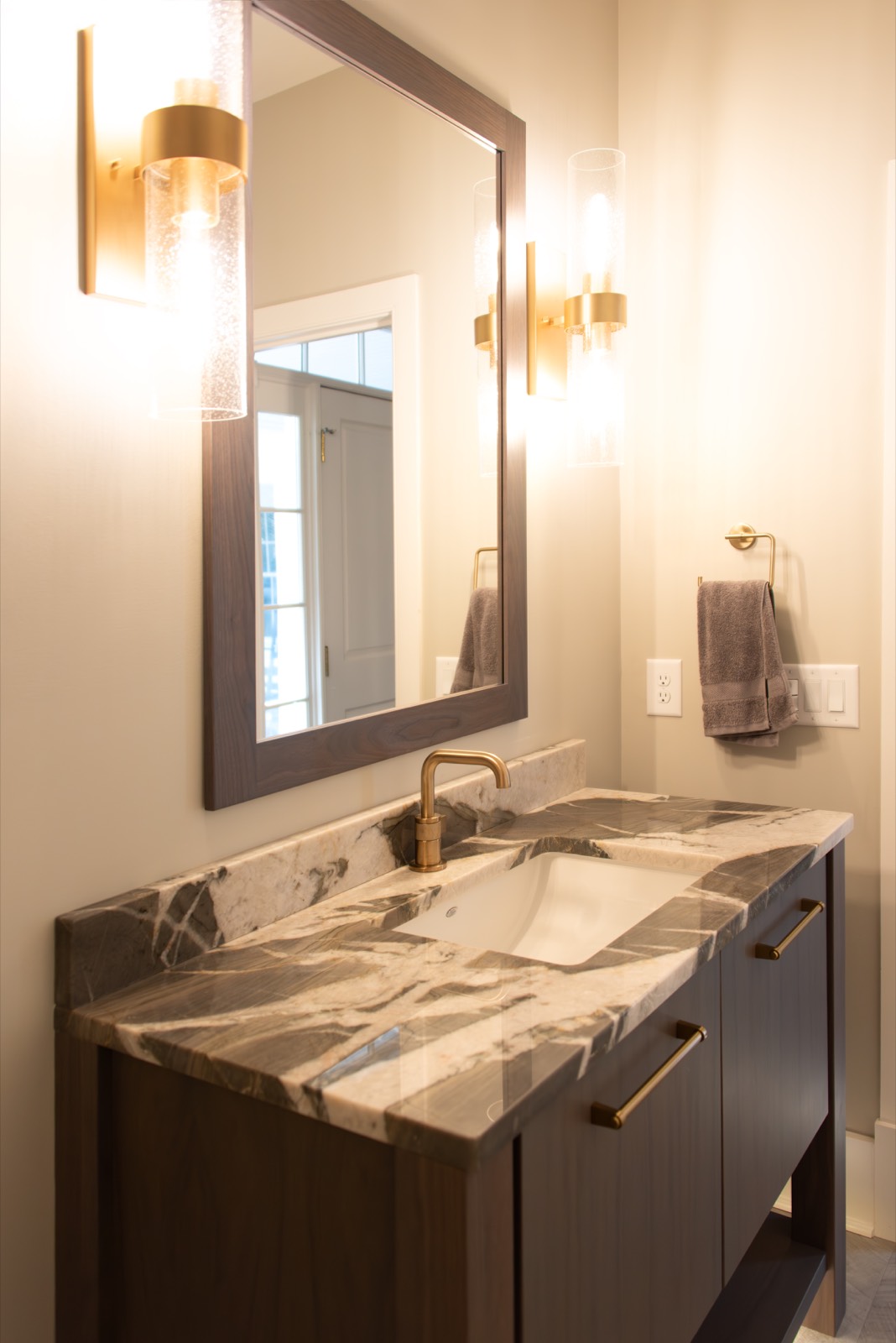 Quartzite countertop detail